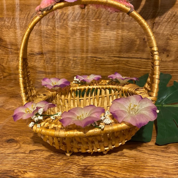 Small light rattan basket with flowers details - Picture 3 of 7